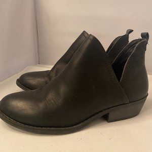 Universal Thread Black Ankle Boots